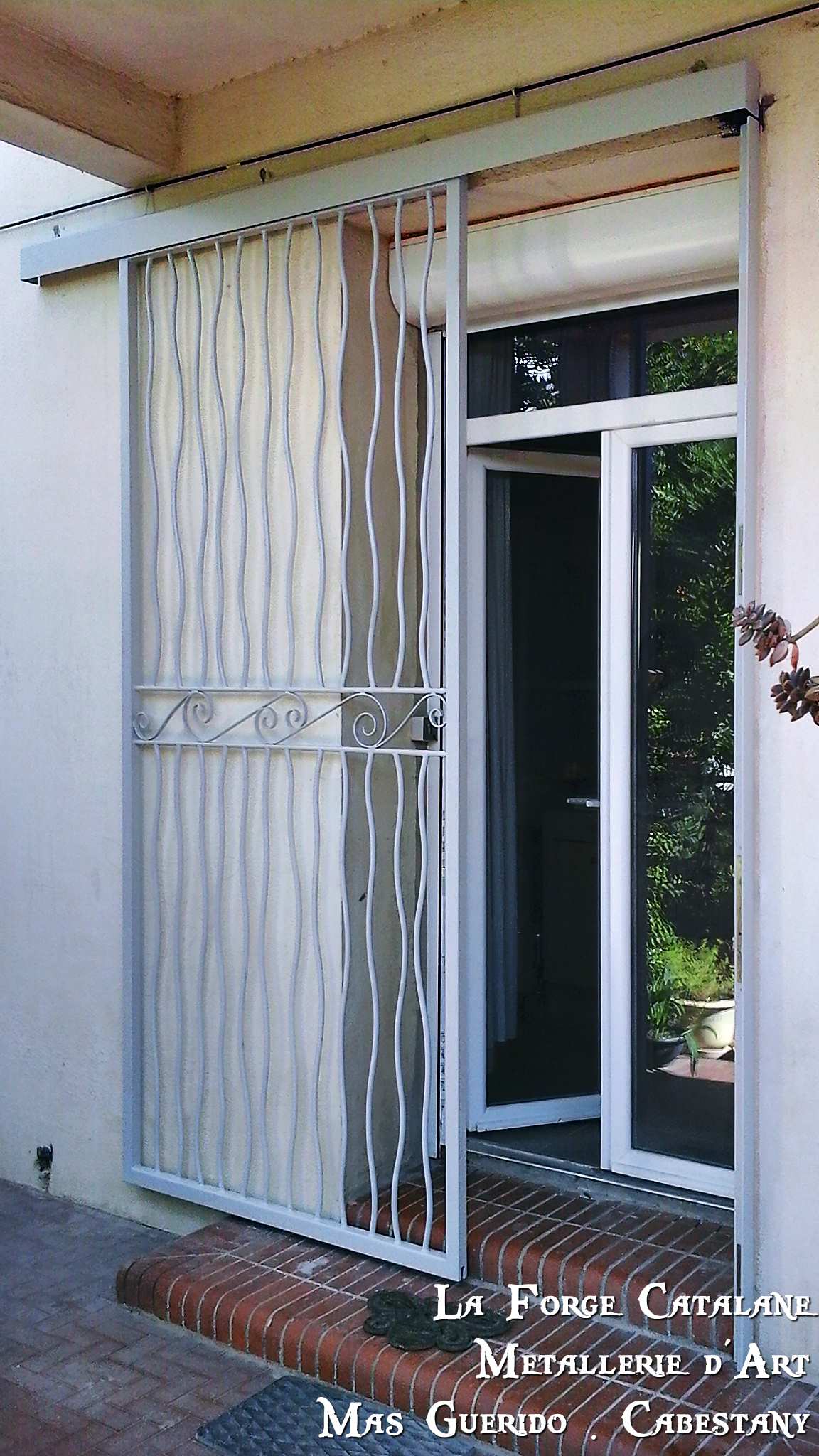 grille articulee 1 vantail effet tordu frise volute centrale fer Forge Catalane Cabestany.jpg